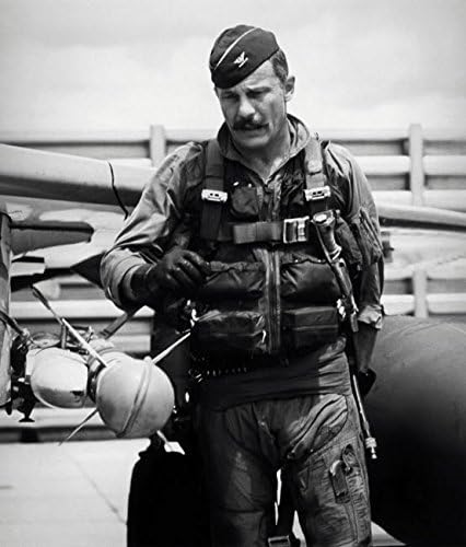 Albay Robin Olds, John ParrotStocktrek Images'ın F-4C Phantom 1967 Poster Baskısında ön kontrol muayenesi yapıyor
